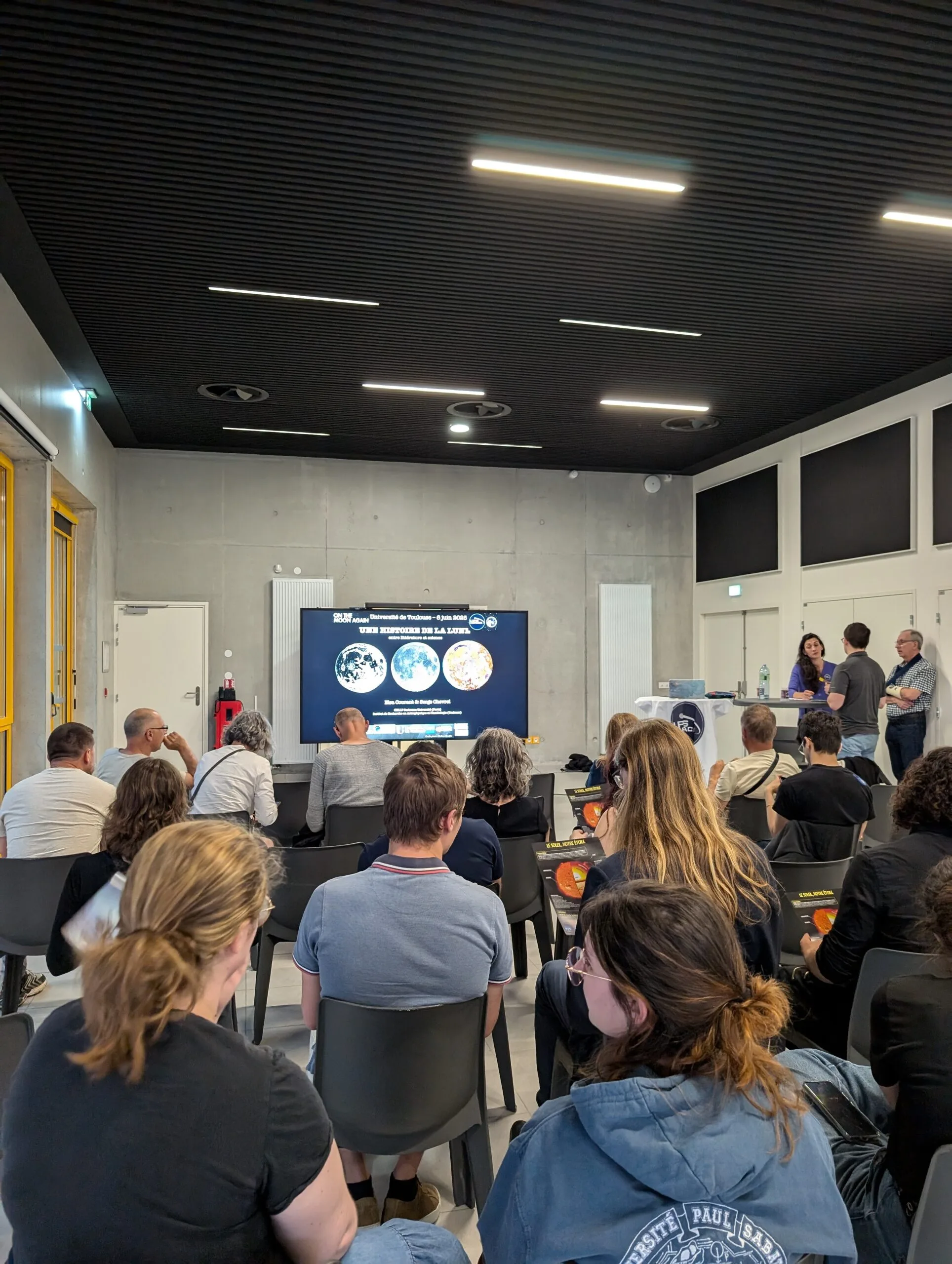 Public installé en salle pendant une conférence
