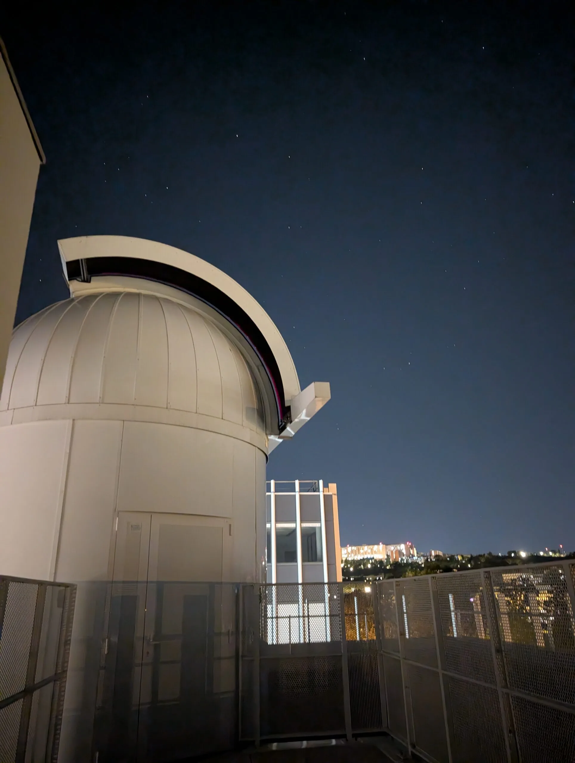 La coupole de l’observatoire, ouverte, à la tombée de la nuit