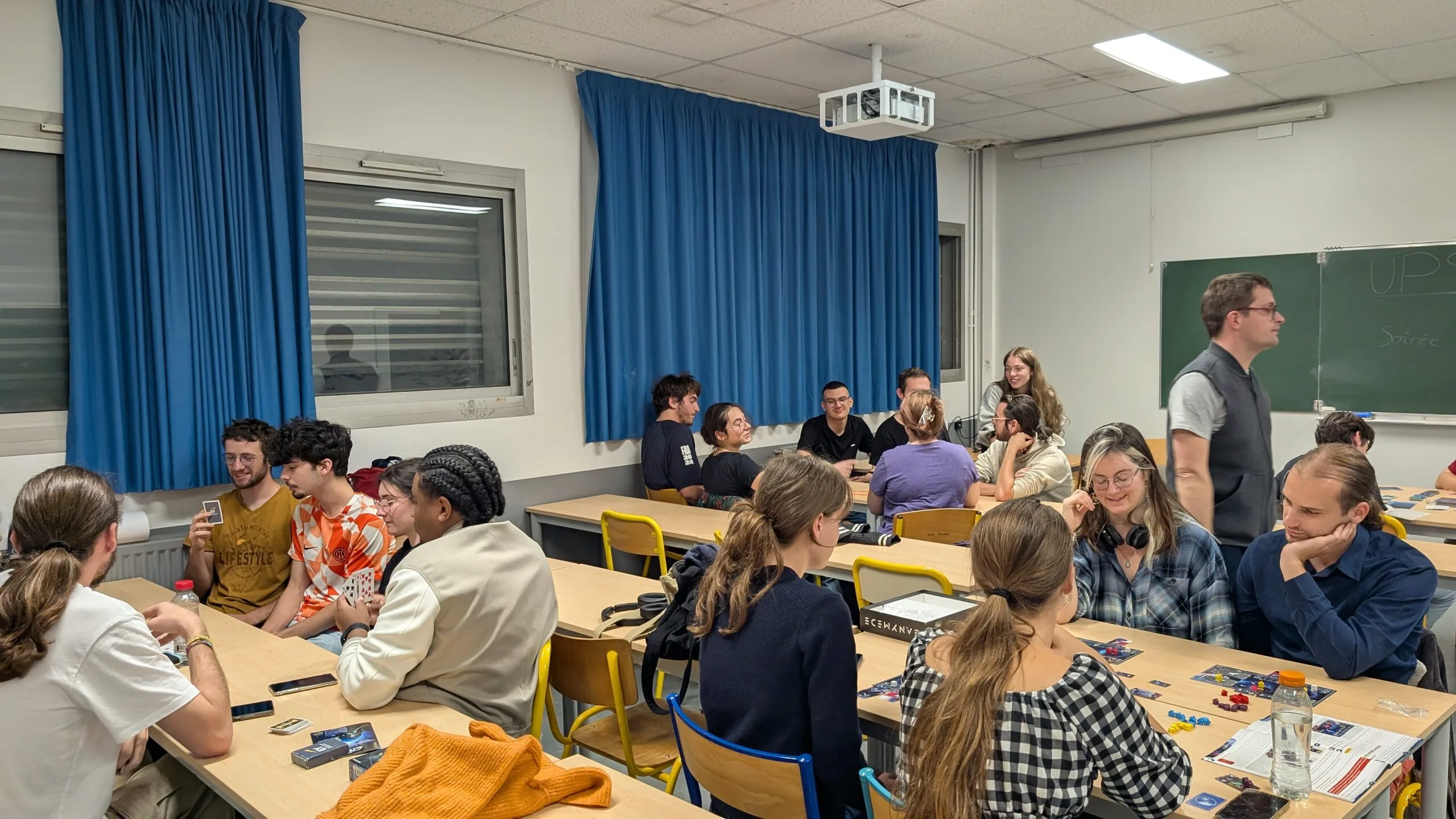 Réunion de membres de l’association autour d’une table