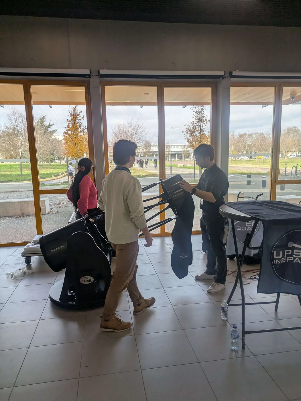 dobson-400 Le Dobson de 400 millimètres installé dans un hall vitré, des visiteurs passant à côté