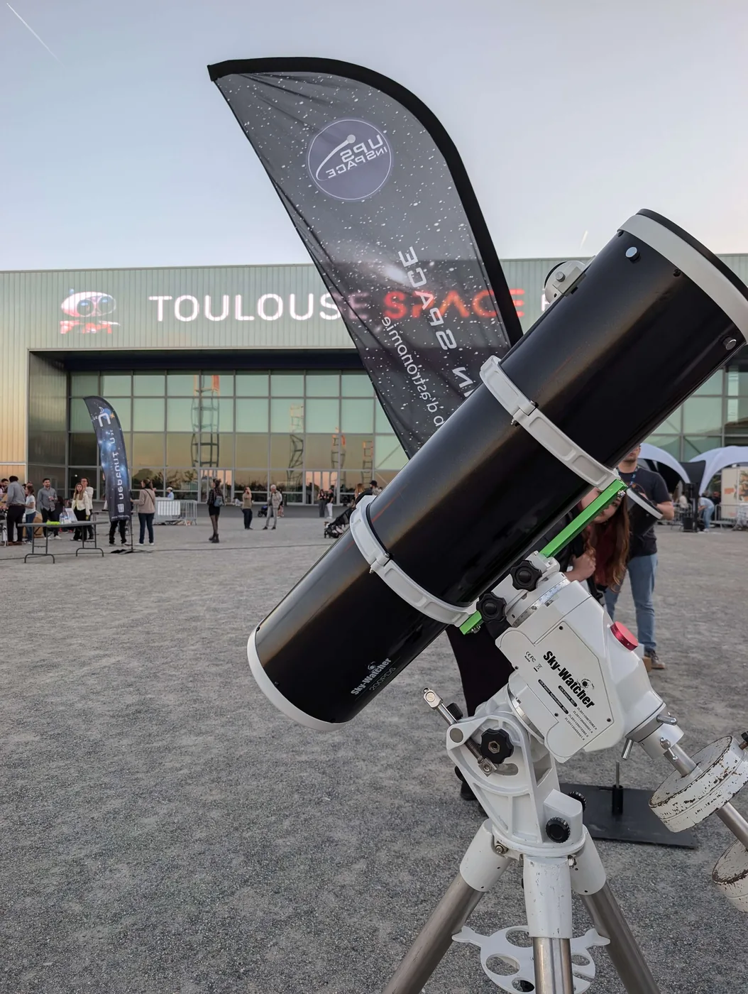 newton-200-1000 Le télescope de Newton de 200 millimètres sur sa monture équatoriale, dehors devant le bâtiment Toulouse Space, l’oriflamme de l’association derrière