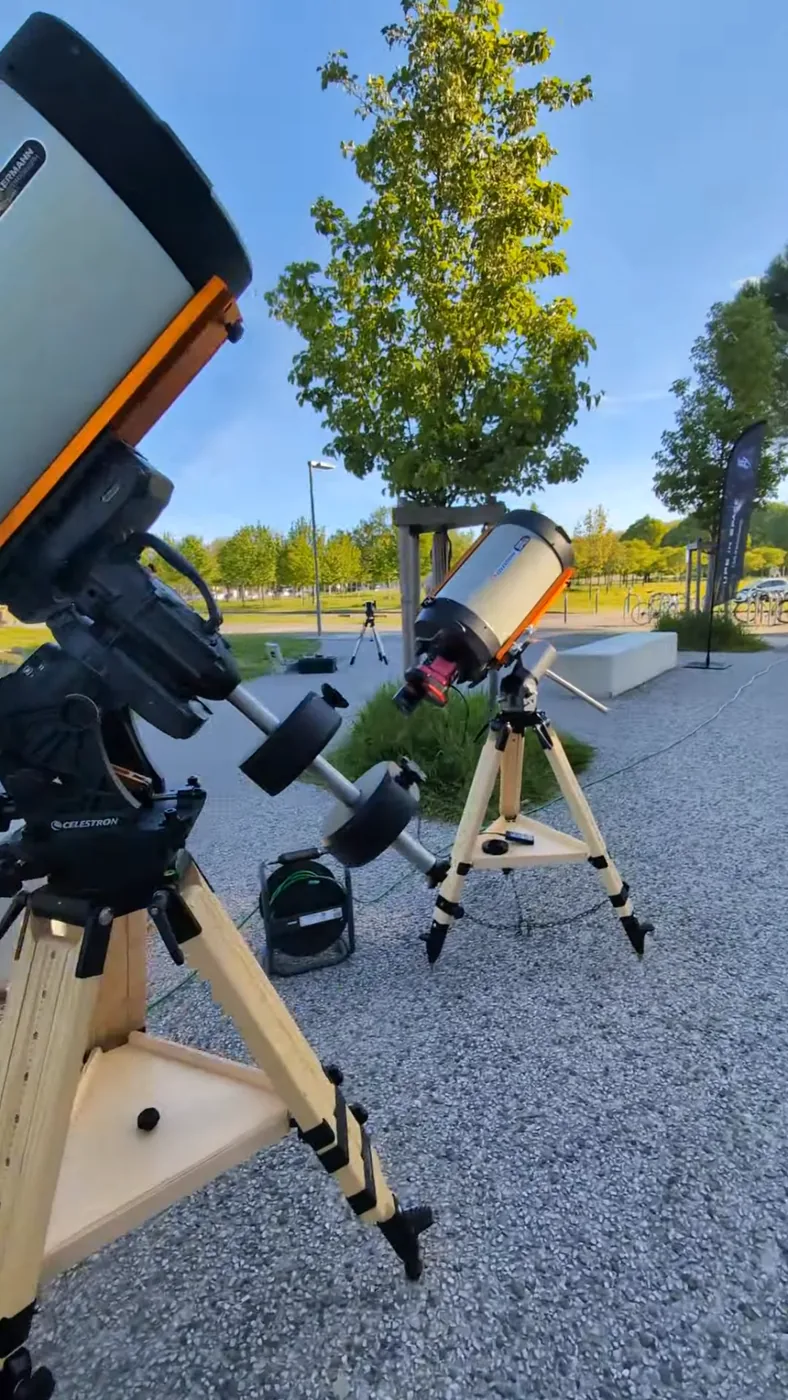 schmidt-cassegrain-c11 Le Schmidt-Cassegrain Celestron de 280 millimètres sur son trépied, dehors, un second instrument installé derrière