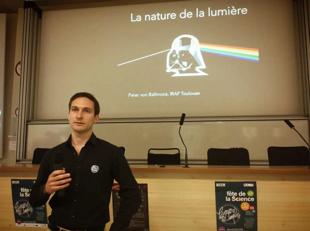 Une conférence « La nature de la lumière » lors de la Fête de la science Une conférence « La nature de la lumière » lors de la Fête de la science, en octobre 2015.