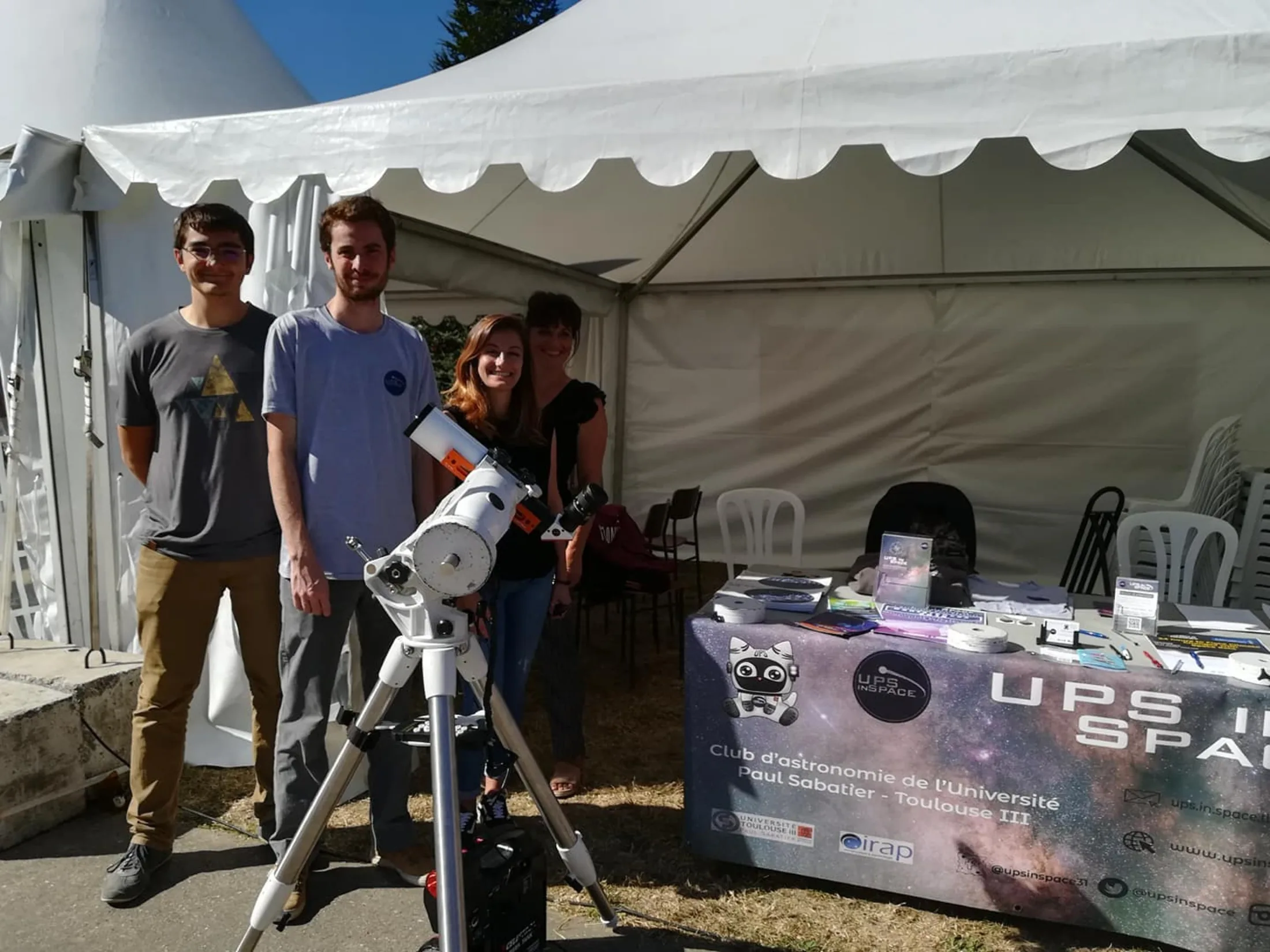 Trois membres au stand de l’association Trois membres au stand de l’association, lunette installée, lors de la semaine d’animation d’octobre 2018.