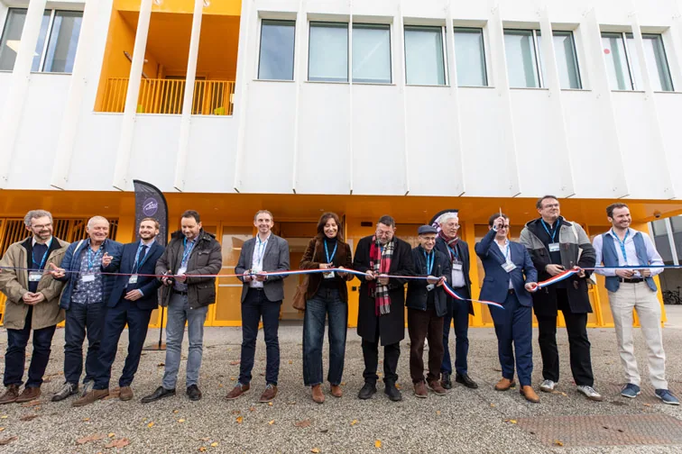 Les quinze personnalités alignées devant le bâtiment Les quinze personnalités alignées devant le bâtiment, ruban tendu, ciseaux en main, lors de l’inauguration du 11 décembre 2025.