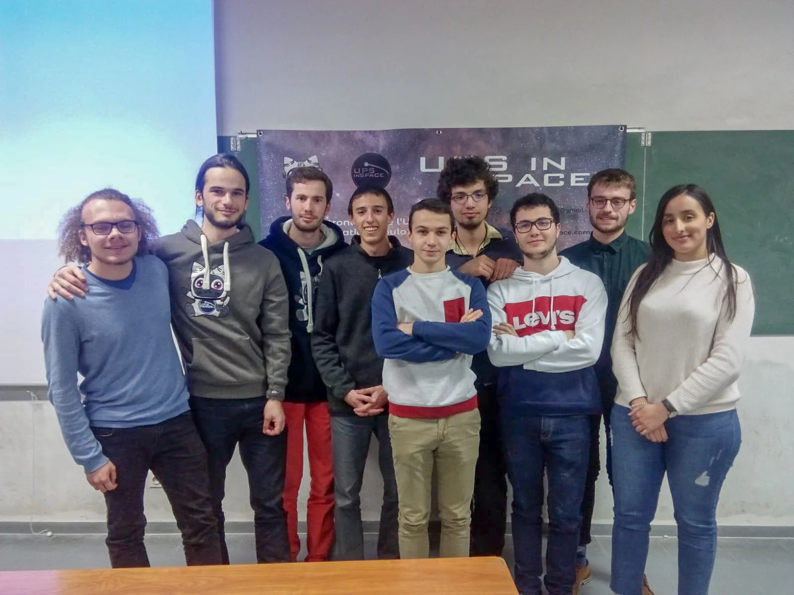 Neuf membres de l’association réunis sous la banderole UPS in Space Neuf membres de l’association réunis sous la banderole UPS in Space, en salle de cours, lors de l’assemblée générale du 27 mars 2019.