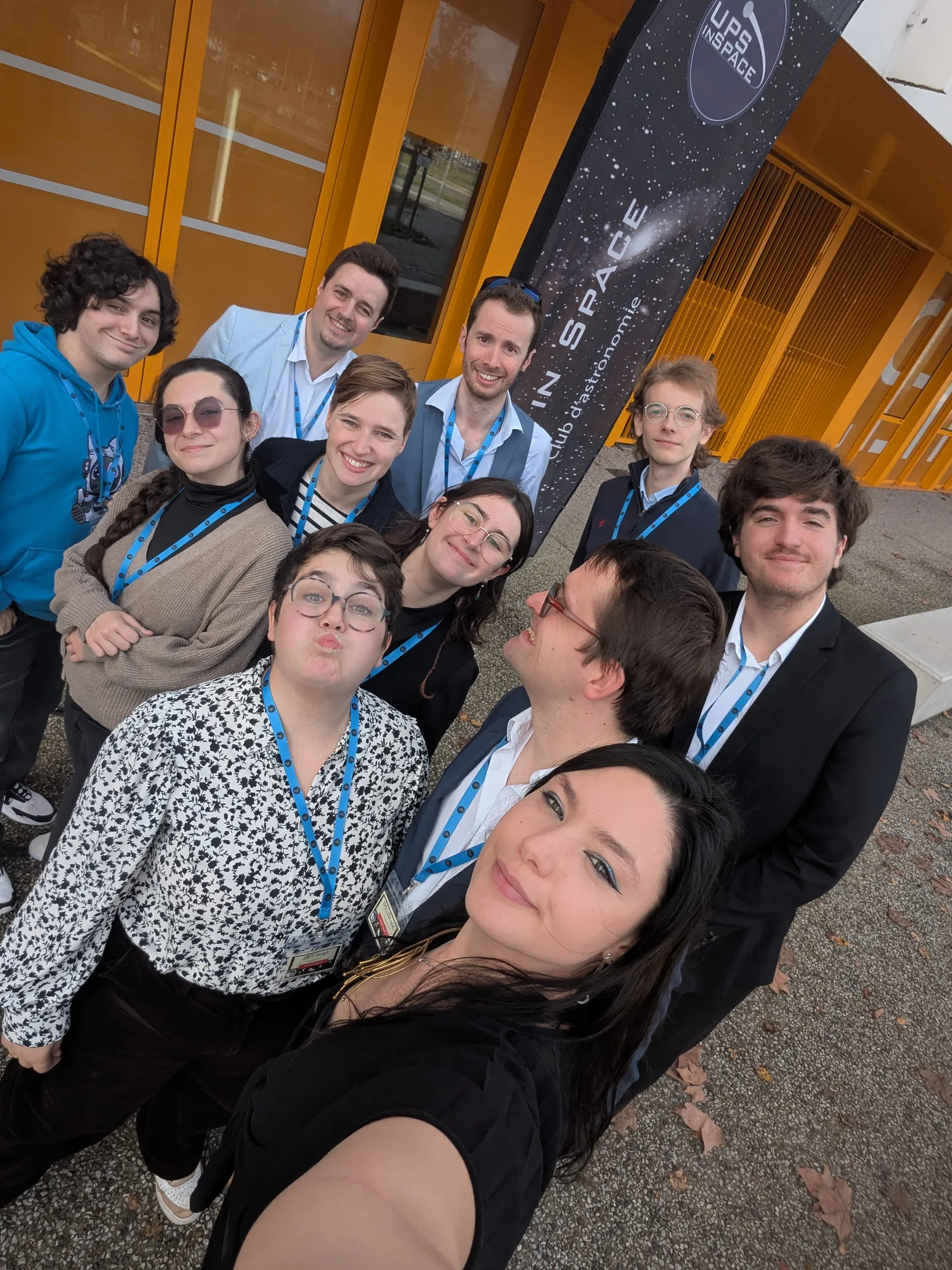 Selfie de membres devant la banderole Selfie de membres devant la banderole, le jour de l’inauguration, le 11 décembre 2025.